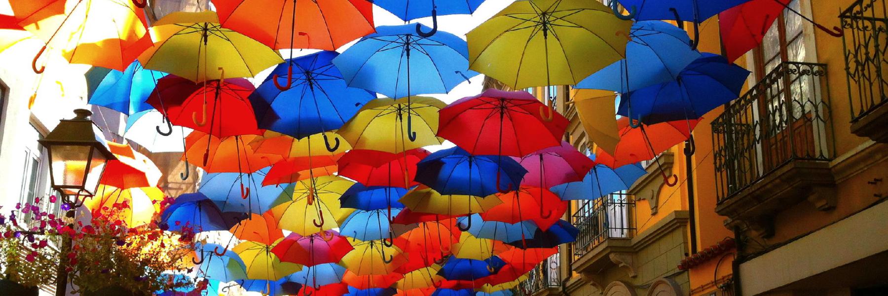 Мир зонтиков. Соляной переулок аллея парящих зонтиков. Зонтики яркие. Разноцветные зонтики. Разноцветный зонт.